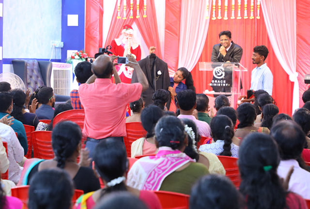 Grace Ministry Celebrates Christmas 2021 with Pomp and Grandeur on 17th Friday, December at its Prayer centre in Valachil, Mangalore. Hundreds gathered at the program and celebrated Xmas with Bro Andrew Richard and family.  